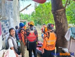 BPBD dan PMI Lakukan Evakuasi Warga Terdampak Banjir di Tambun Utara