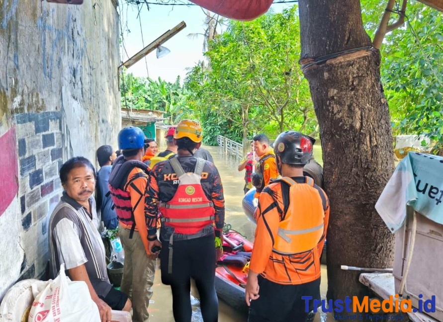 BPBD dan PMI Lakukan Evakuasi Warga Terdampak Banjir di Tambun Utara