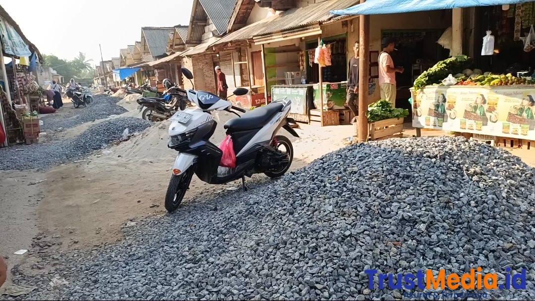 Tumpukan Material di Jalan Masuk Pasar Sukadamai di keluhkan warga