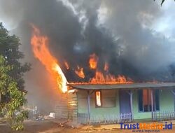 Tangis sedih pemilik rumah yang terbakar di Desa Bandar Agung.