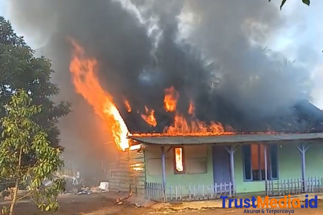 Tangis sedih pemilik rumah yang terbakar di Desa Bandar Agung.