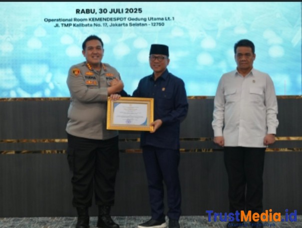Kapolresta Serang kota menerima penghargaan dari Menteri Desa Pembangunan Daerah Tertinggal.