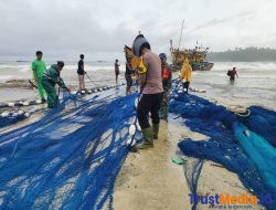 Kenapa Bisa Terjadi Kapal Nelayan terdampar di pantai lafakha
