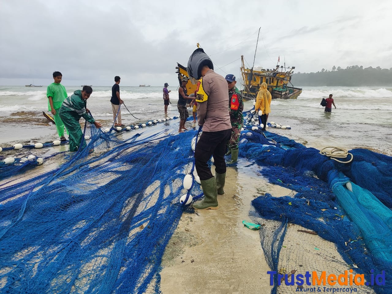 Kenapa Bisa Terjadi Kapal Nelayan terdampar di pantai lafakha