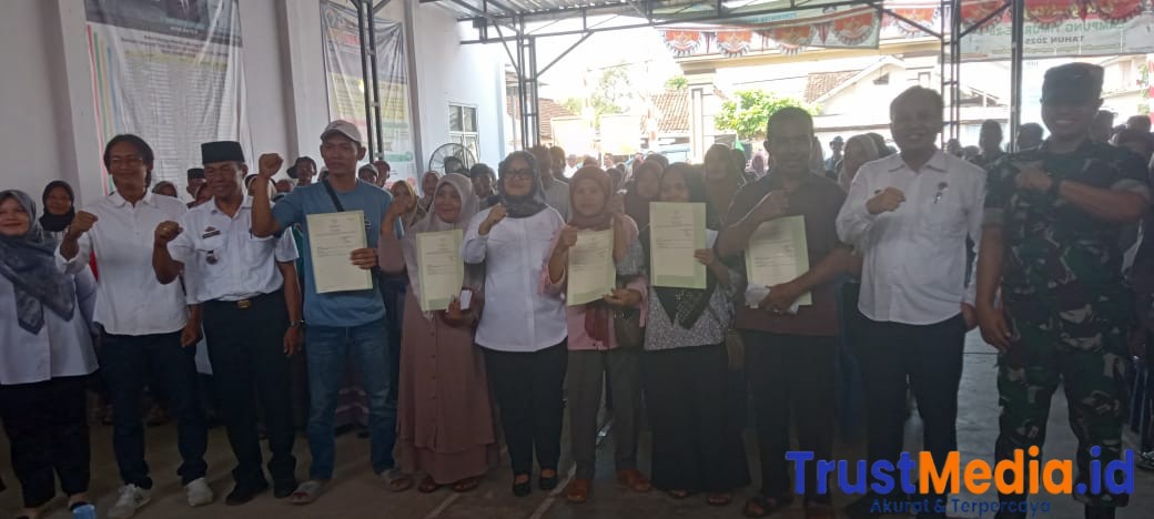 Bupati Lampung Timur Serahkan 514 Sertifikat Tanah di Desa Sumbergede