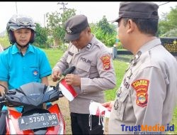 Polsek Bandar Sribhawono Bagikan dan Pasang Bendera Merah Putih di Kendaraan Pengguna Jalan Raya