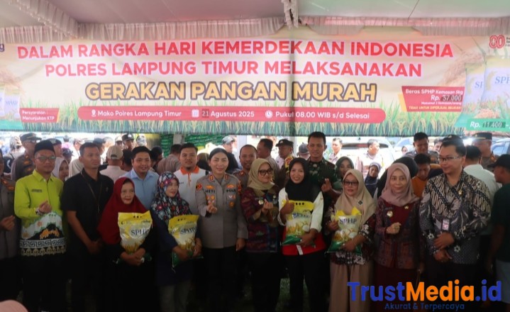 Kapolres Lampung Timur Bersama Bupati Salurkan Bahan Pokok dalam Gerakan Pangan Murah di Way Jepara