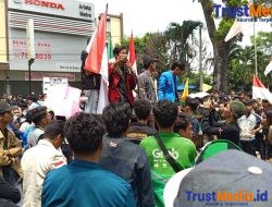 Gabungan Mahasiswa Kota Metro Bersama HMI dan Ojol Melakukan Aksi Damai di Depan POLRES dan DPRD Kota Metro