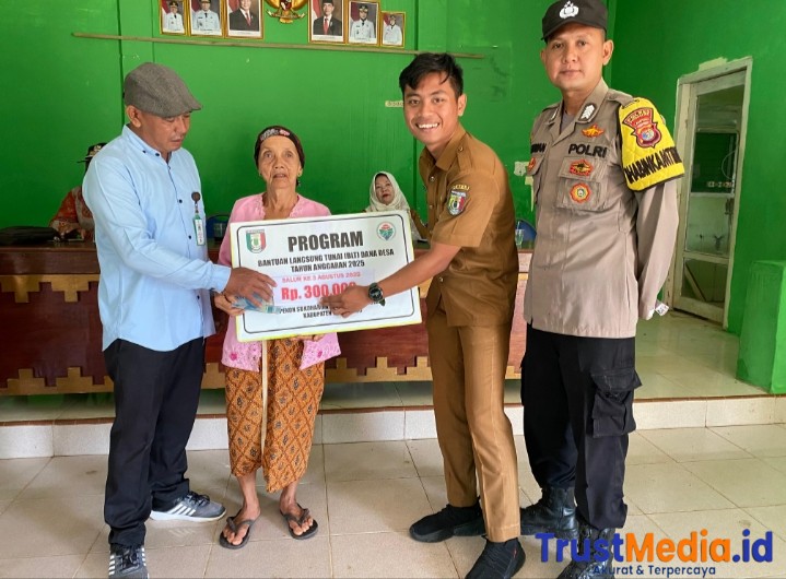 Pekon Sukoharum Bagikan BLT DD kepada 30 KPM