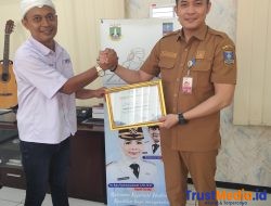SMSI Kabupaten Serang Berikan Penghargaan Sahabat Media Kepada Kabag Hukum Kabupaten Serang