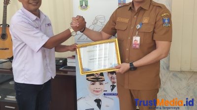 SMSI Kabupaten Serang Berikan Penghargaan Sahabat Media Kepada Kabag Hukum Kabupaten Serang SMSI Kabupaten Serang Berikan Penghargaan Sahabat Media Kepada Kabag Hukum Kabupaten Serang