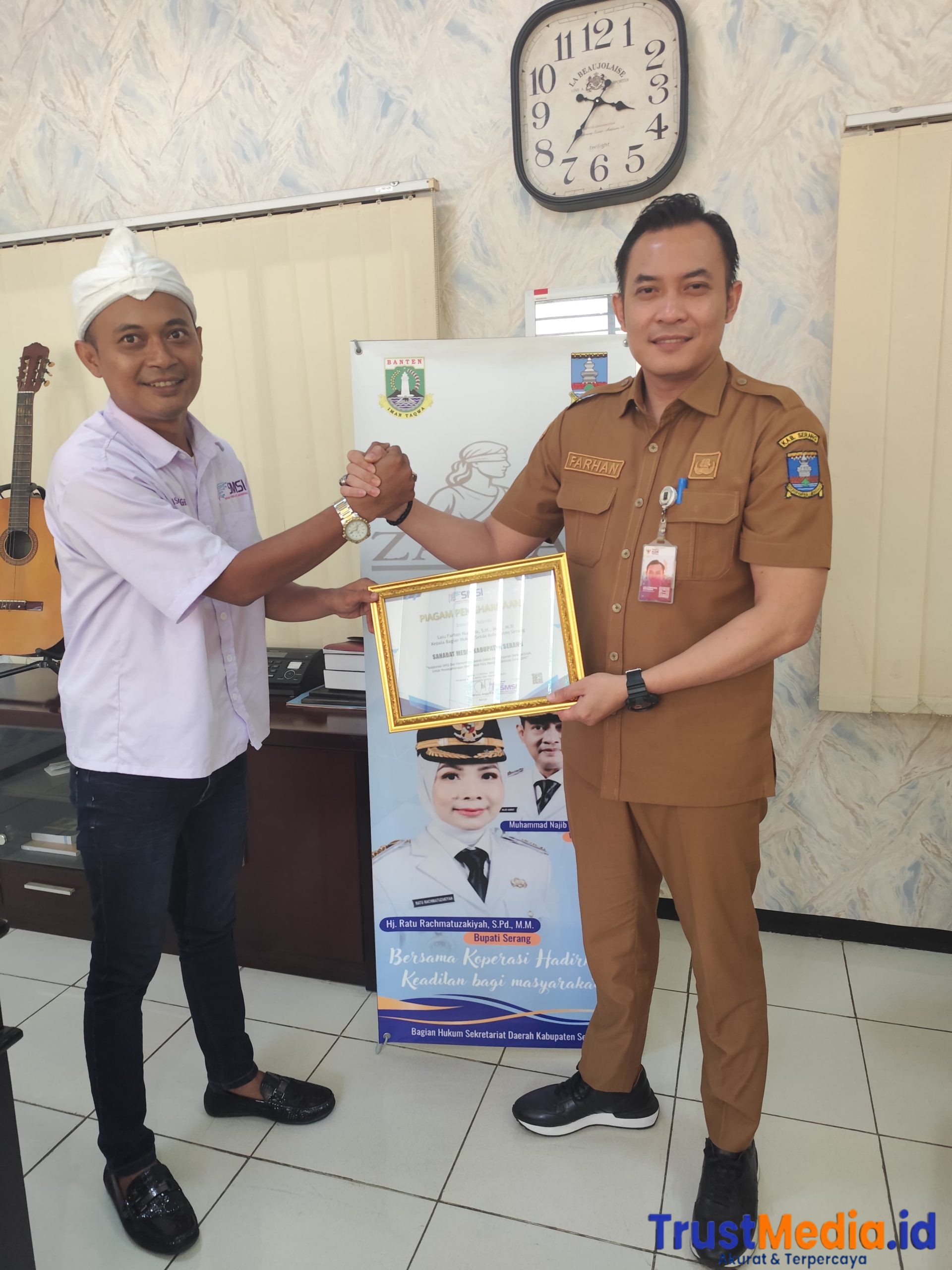 SMSI Kabupaten Serang Berikan Penghargaan Sahabat Media Kepada Kabag Hukum Kabupaten Serang SMSI Kabupaten Serang Berikan Penghargaan Sahabat Media Kepada Kabag Hukum Kabupaten Serang
