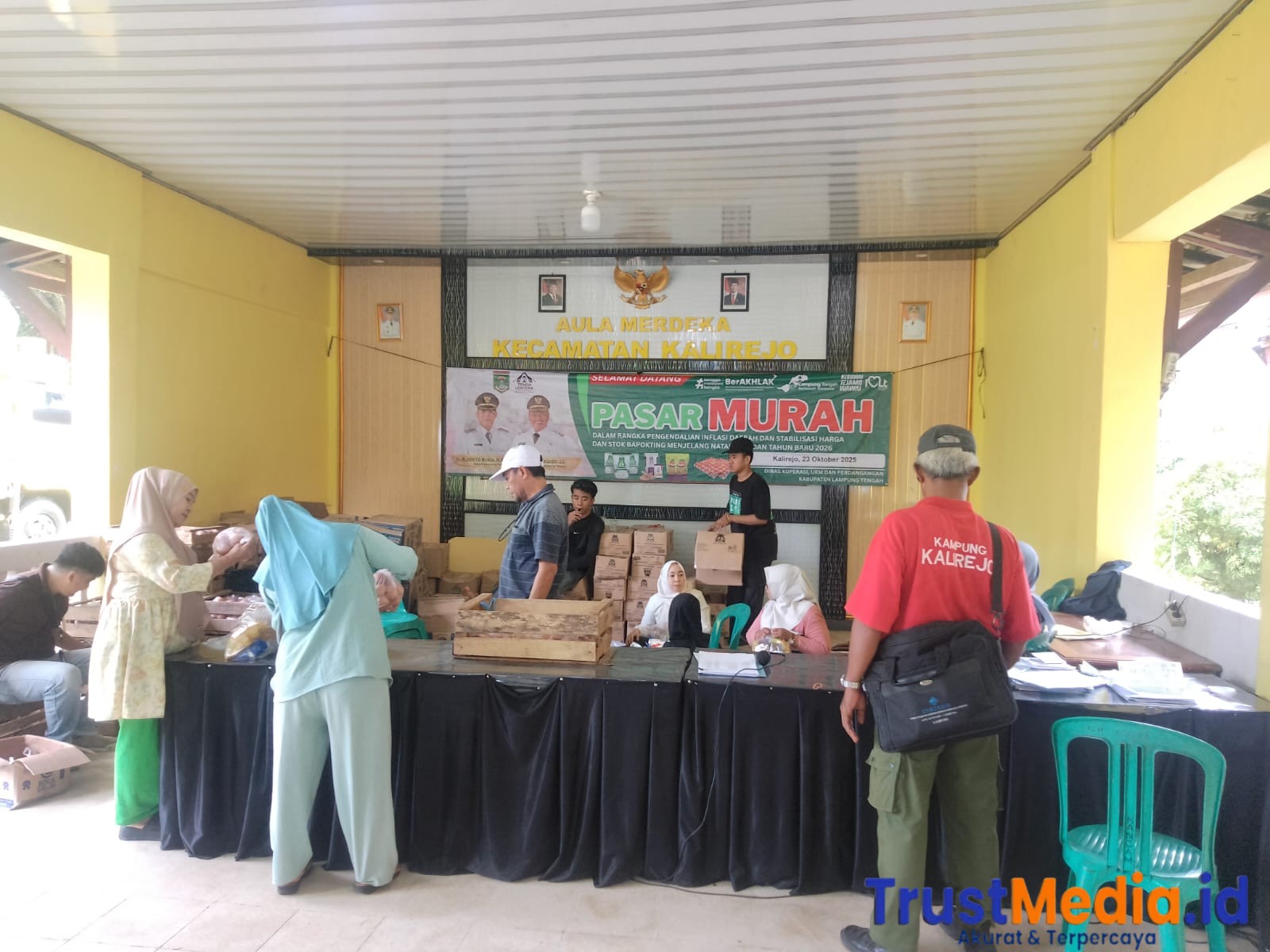 Pasar Murah Bagikan 1000 Paket Sembako Di Kecamatan Kalirejo Pasar Murah Bagikan 1000 Paket Sembako Di Kecamatan Kalirejo