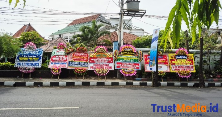 ‎Karangan Bunga Banjiri Pelantikan Pengurus PWI Pusat di Monumen Pers Solo