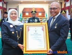 Ketua Umum PWI Pusat Akhmad Munir Terima Lencana Kehormatan “Jer Basuki Mawa Beya” dari Gubernur Jatim