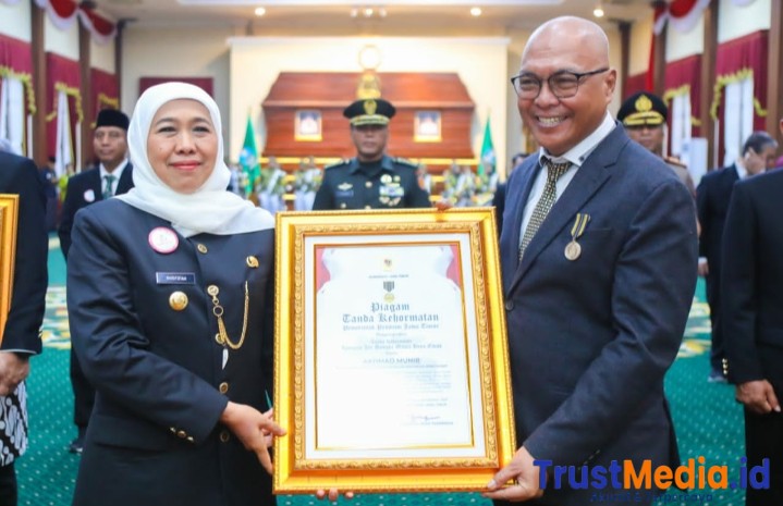 Ketua Umum PWI Pusat Akhmad Munir Terima Lencana Kehormatan “Jer Basuki Mawa Beya” dari Gubernur Jatim