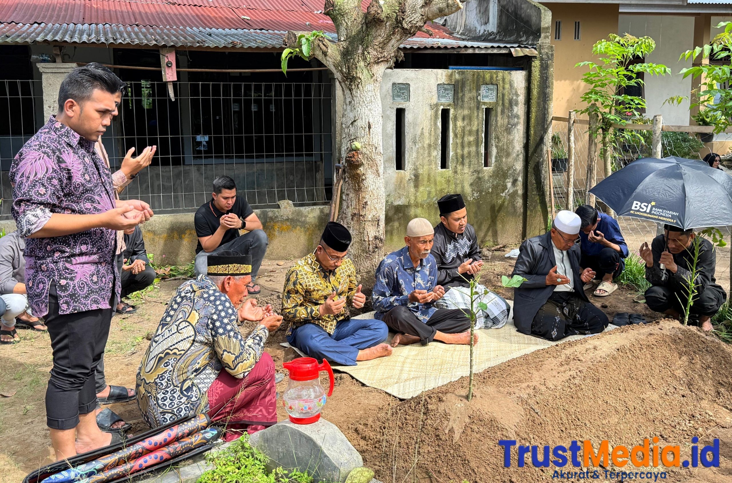 Haji Uma dan Seniman Aceh Beri Penghormatan Terakhir untuk Lukman Ibrahim (Syukur Eumpang Breuh) Haji Uma dan Seniman Aceh Beri Penghormatan Terakhir untuk Lukman Ibrahim (Syukur Eumpang Breuh)