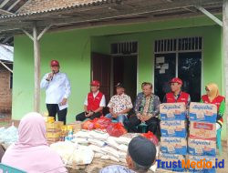 Azwar Hadi Wakil Bupati Lampung Timur beri bantuan 72 KK korban angin puting beliung di Batang hari 