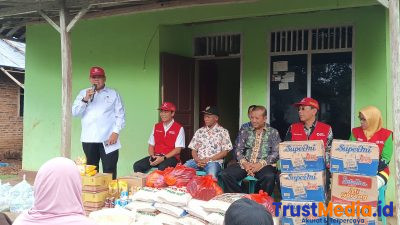 Azwar Hadi Wakil Bupati Lampung Timur beri bantuan 72 KK korban angin puting beliung di Batang hari Azwar Hadi Wakil Bupati Lampung Timur beri bantuan 72 KK korban angin puting beliung di Batang hari