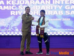 Bupati Pringsewu Berikan Penghargaan kepada Mahasiswa Peraih 3 Medali Emas ISG 2025