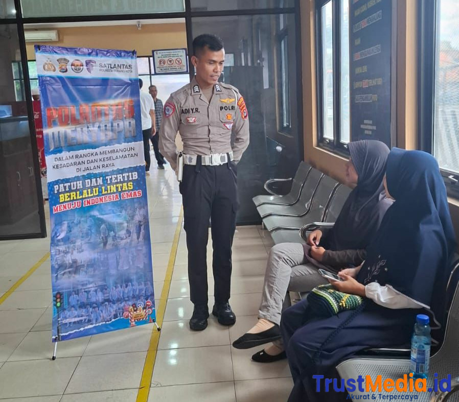 POLANTAS MENYAPA, BERIKAN EDUKASI PELAYANAN SIM KEPADA MASYARAKAT MELALUI POLANTAS MENYAPA