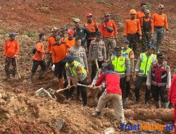 Polri Kerahkan 155 Personel dan 4 Anjing Pelacak, Perkuat Operasi SAR Longsor Cibeunying — 21 Warga Tertimbun
