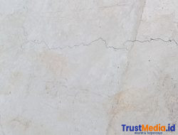 Proyek Milyaran sepanjang 120 meter baru selesai di kerjakan kondisinya retak retak.