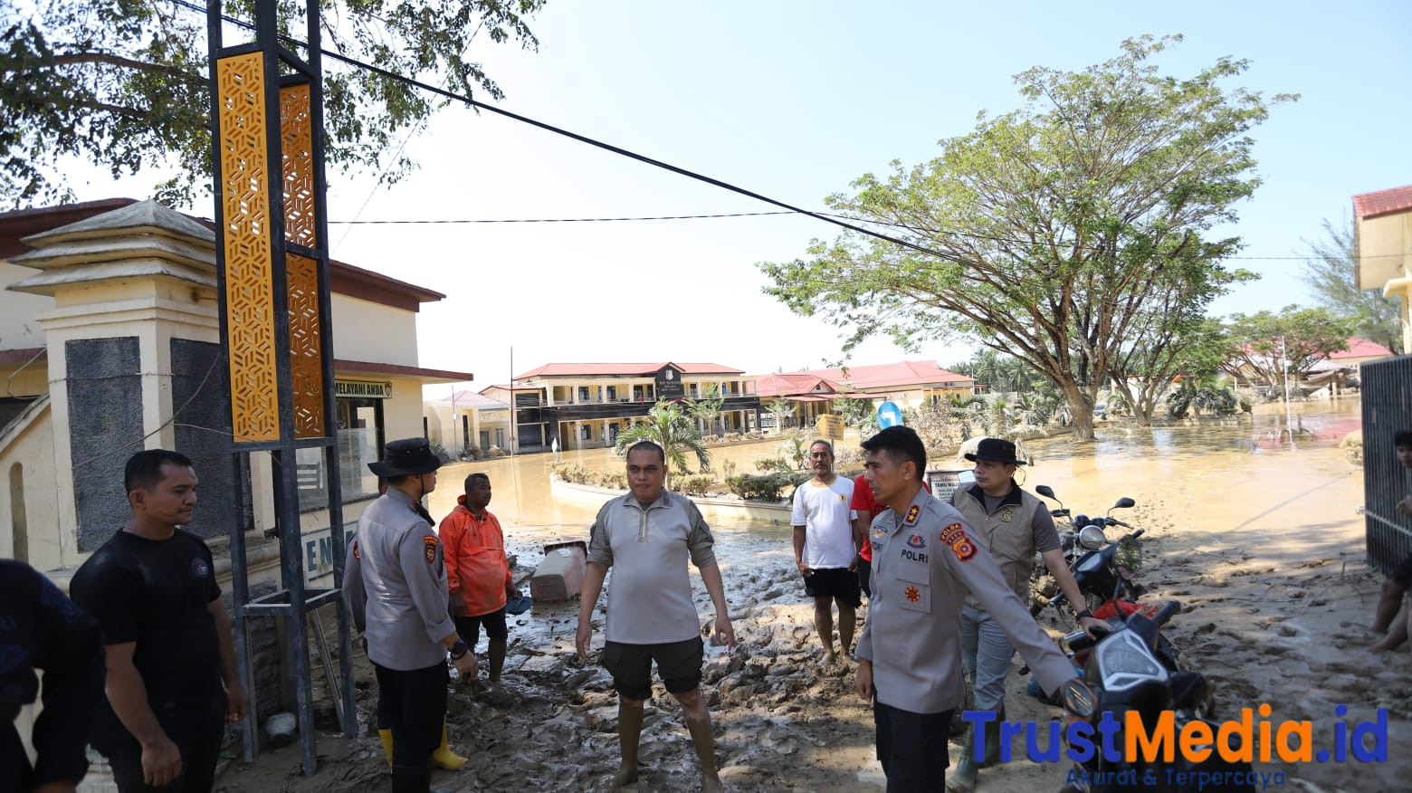 Kapolda Aceh Terobos Jalanan Berlumpur untuk Tiba di Tamiang, Pastikan Penanganan Banjir Berjalan Cepat