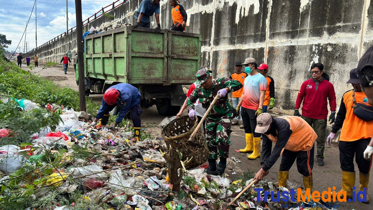 Sigap Pasca Banjir, Babinsa Koramil 421-06/Natar Bersama Forkopicam, Bersihkan Tumpukan Sampah Dan Sekaligus Sosialisasikan Antisipasi Banjir