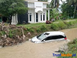 Mobilio hindari motor masuk irigasi way sekampung lamtim