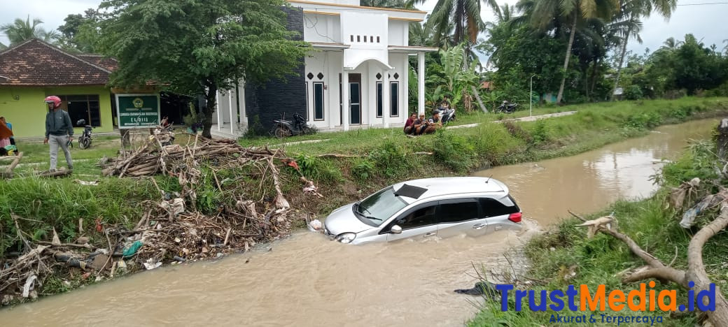Mobilio hindari motor masuk irigasi way sekampung lamtim