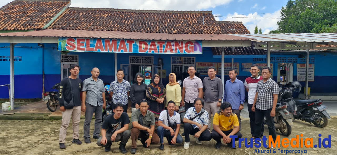 Implementasikan Arahan Presiden Prabowo Kasat Intelkam Polres Lampura Gelar Bersih Bersih Diarea Wisata
