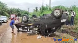 Akibat Genangan Tanah merah Sebuah Mobil Terbalik Dijalan Provisi Abung Timur