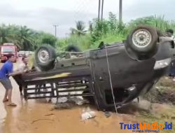 Akibat Genangan Tanah merah Sebuah Mobil Terbalik Dijalan Provisi Abung Timur