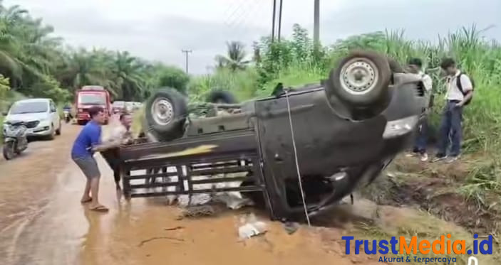 Akibat Genangan Tanah merah Sebuah Mobil Terbalik Dijalan Provisi Abung Timur