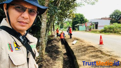 Ruas Jalan Tertimbun Tanah, UPTD Bina Marga Provinsi Lampung Wilayah IV Segera Perbaiki