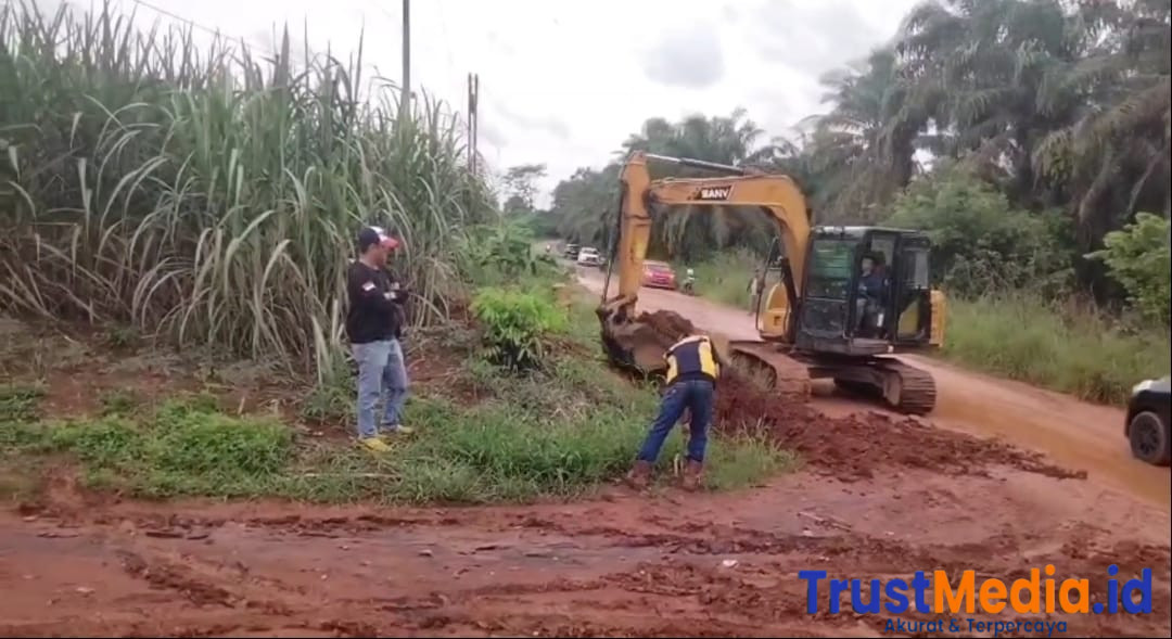 Sering Terjadi Kecelakaan, UPTD Bina Marga Provinsi Lampung Wilayah IV Gerak Cepat Turunkan Alat Berat