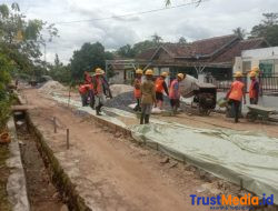 Di Duga Suplayer Batu Proyek DLH 24 M  Milik Suami Ela Bupati Lamtim