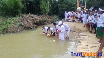 Penyuluh Agama Hindu  Darwiati,S.Pd. Hadiri Melasti Di Pura Segara Muara Mas Sendang Rejo 