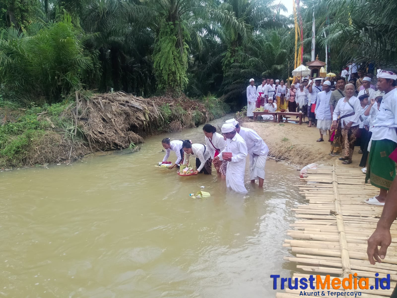 Penyuluh Agama Hindu  Darwiati,S.Pd. Hadiri Melasti Di Pura Segara Muara Mas Sendang Rejo 