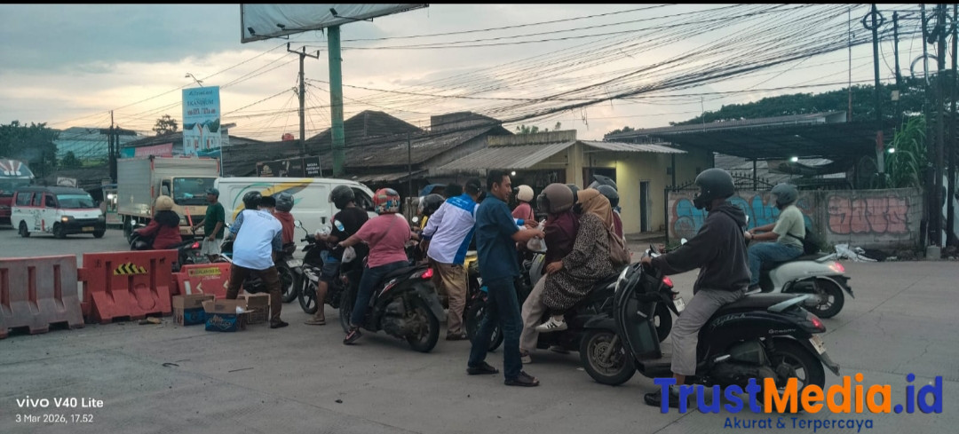 Persatuan Wartawan Indonesia ( PWI) Kabupaten Serang berbagi takjil