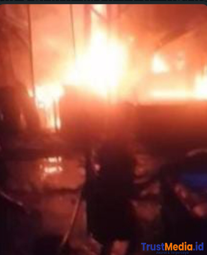 Diduga Lokasi BBM Ilegal terbakar . Aparat belum beri keterangan.