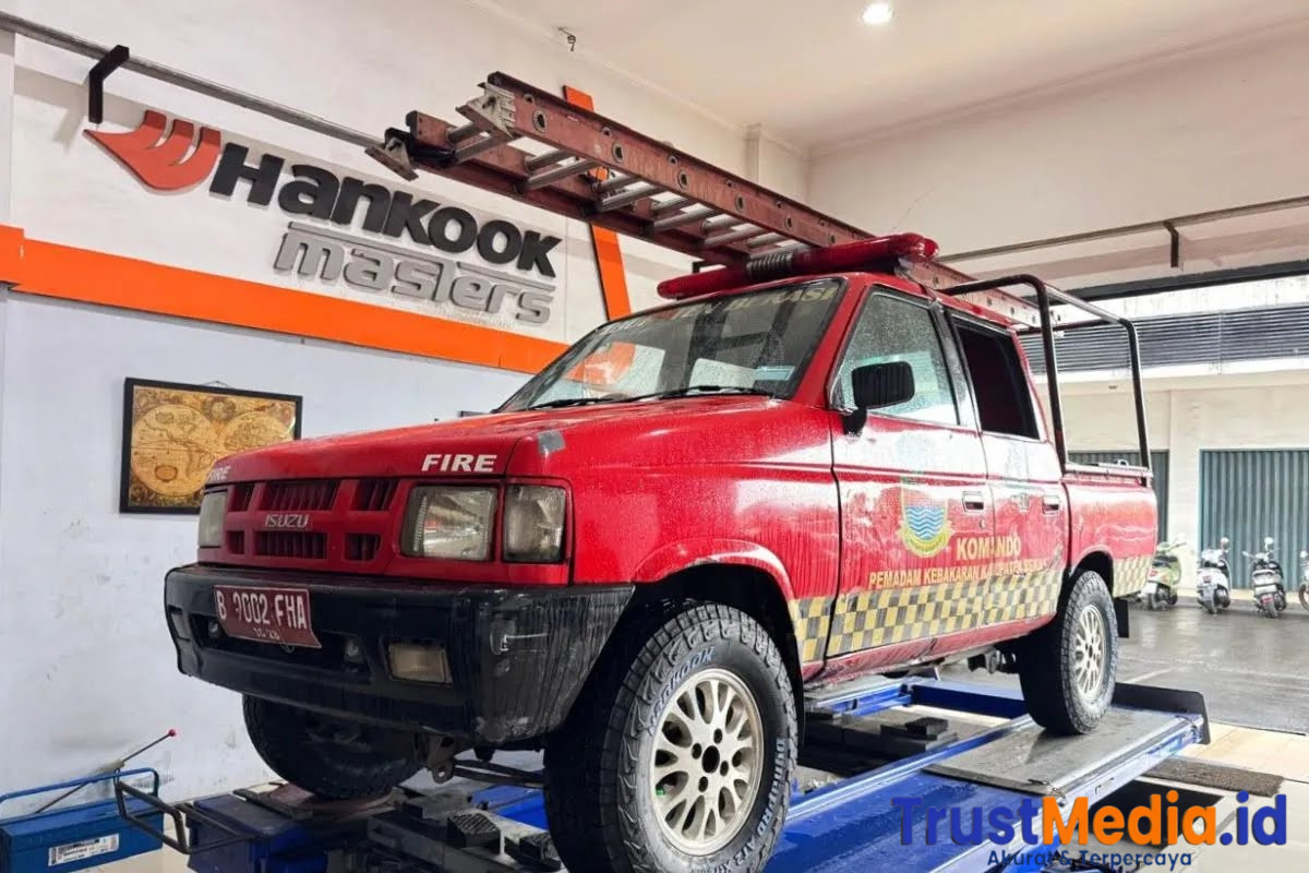 Perkuat kesiapan armada, Damkar Kab Bekasi terima bantuan ban Hankook
