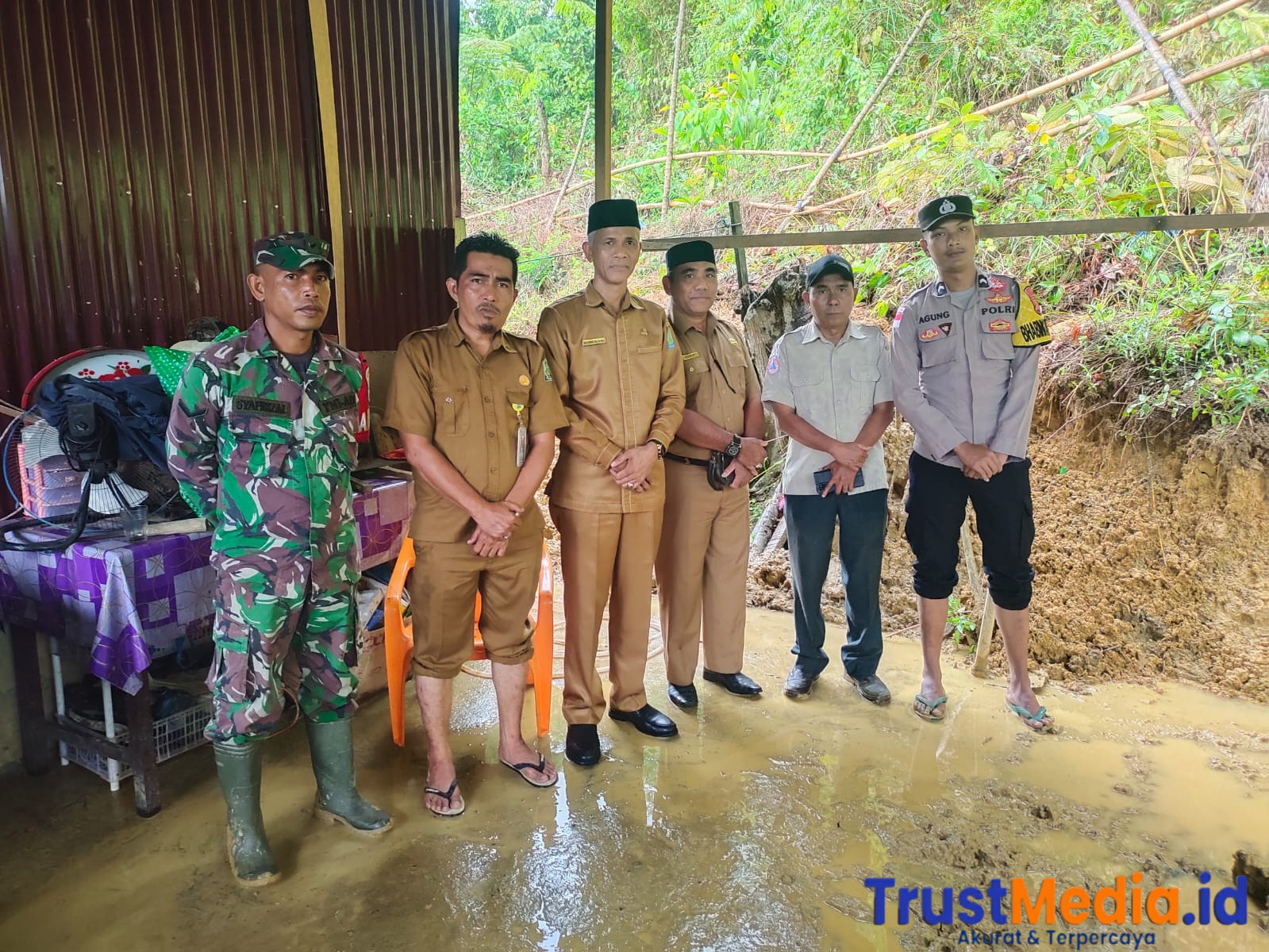 Rumah Warga Desa Suka Jaya Tertimbun Longsor, Aparat dan BPBD Lakukan Tanggap Darurat