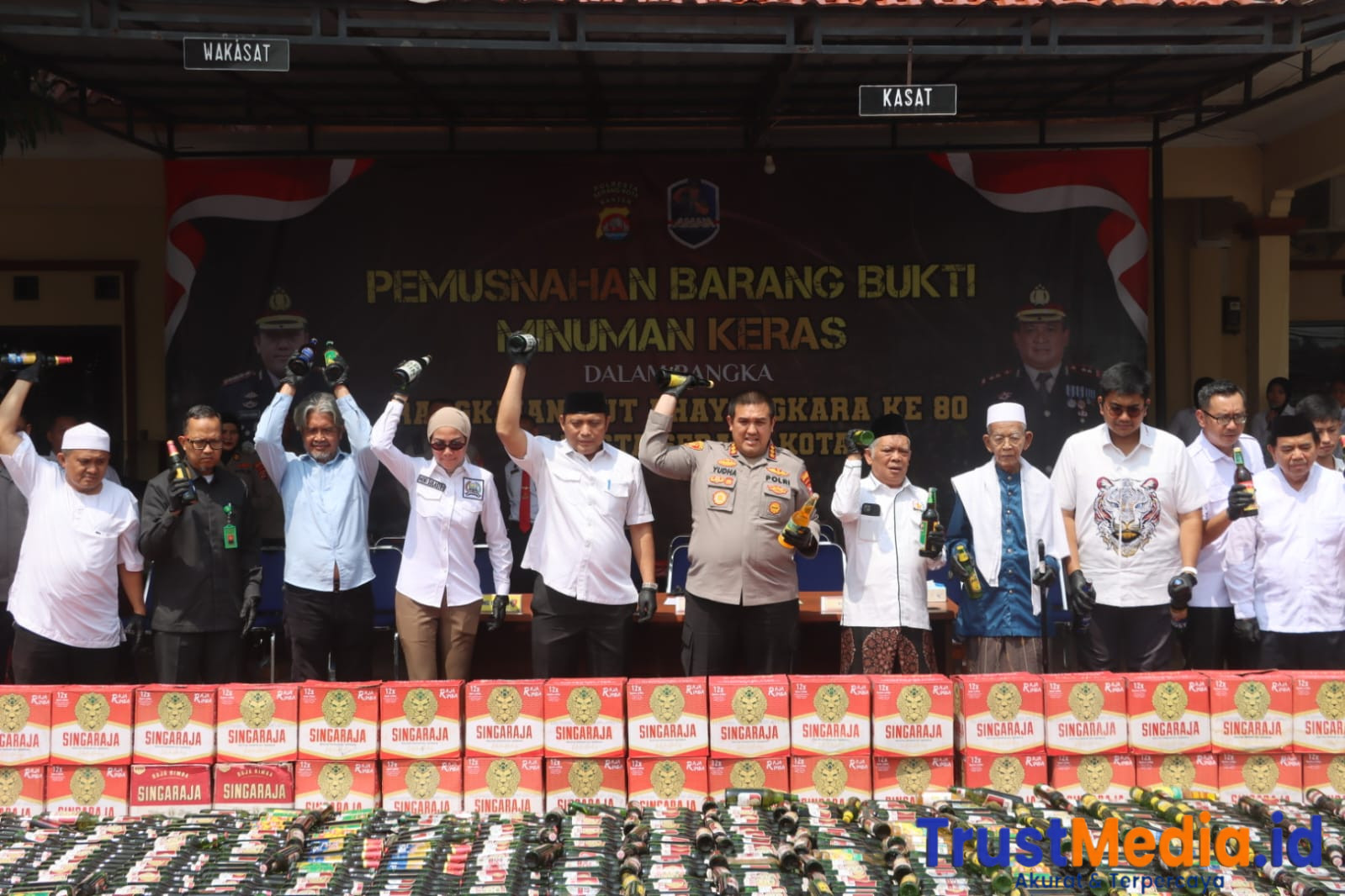 Rangkaian Hari Bhayangkara ke-80 Polresta Serang Kota Musnahkan Ribuan Botol Miras