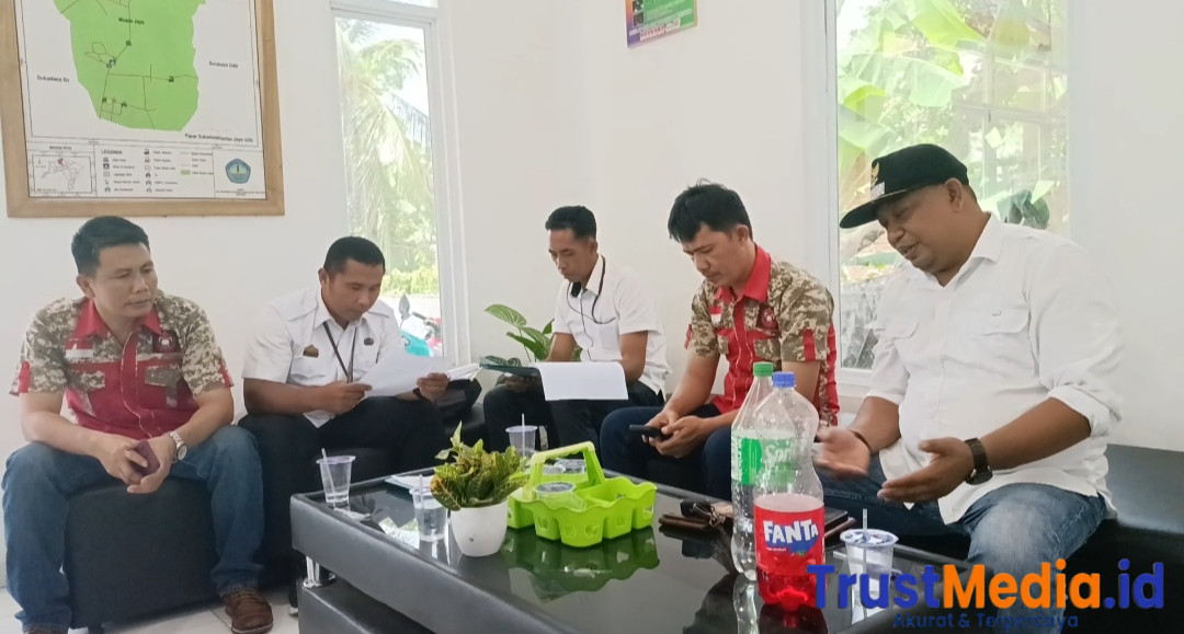 Dinas PMPTSP dan Satuan Penegak perda  turun gunung tindak tegas tower radio di duga  tak berizin.