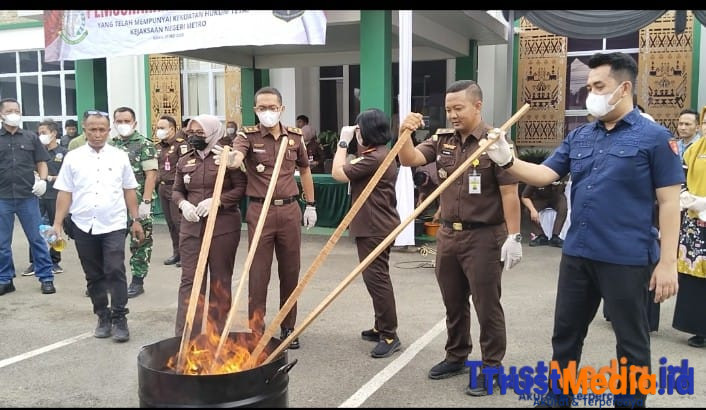 Kejari Metro Musnahkan Barang Bukti dari 51 Perkara, Didominasi Kasus Narkotika