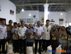 Bupati Pringsewu Serahkan Bantuan Pangan Tahun 2026 di Pekon Rejosari