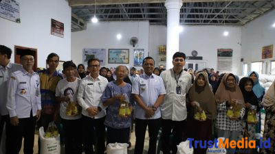 Bupati Pringsewu Serahkan Bantuan Pangan Tahun 2026 di Pekon Rejosari Bupati Pringsewu Serahkan Bantuan Pangan Tahun 2026 di Pekon Rejosari