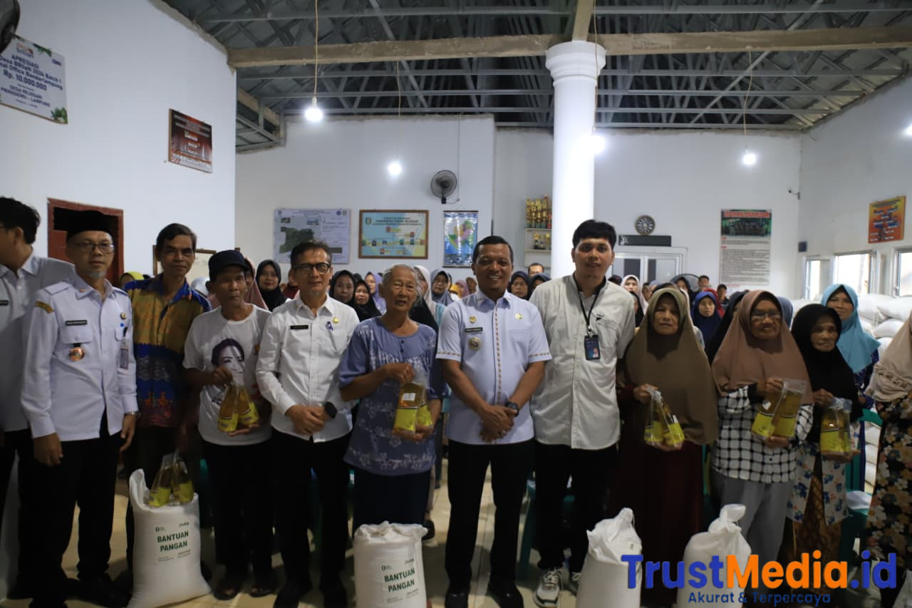 Bupati Pringsewu Serahkan Bantuan Pangan Tahun 2026 di Pekon Rejosari